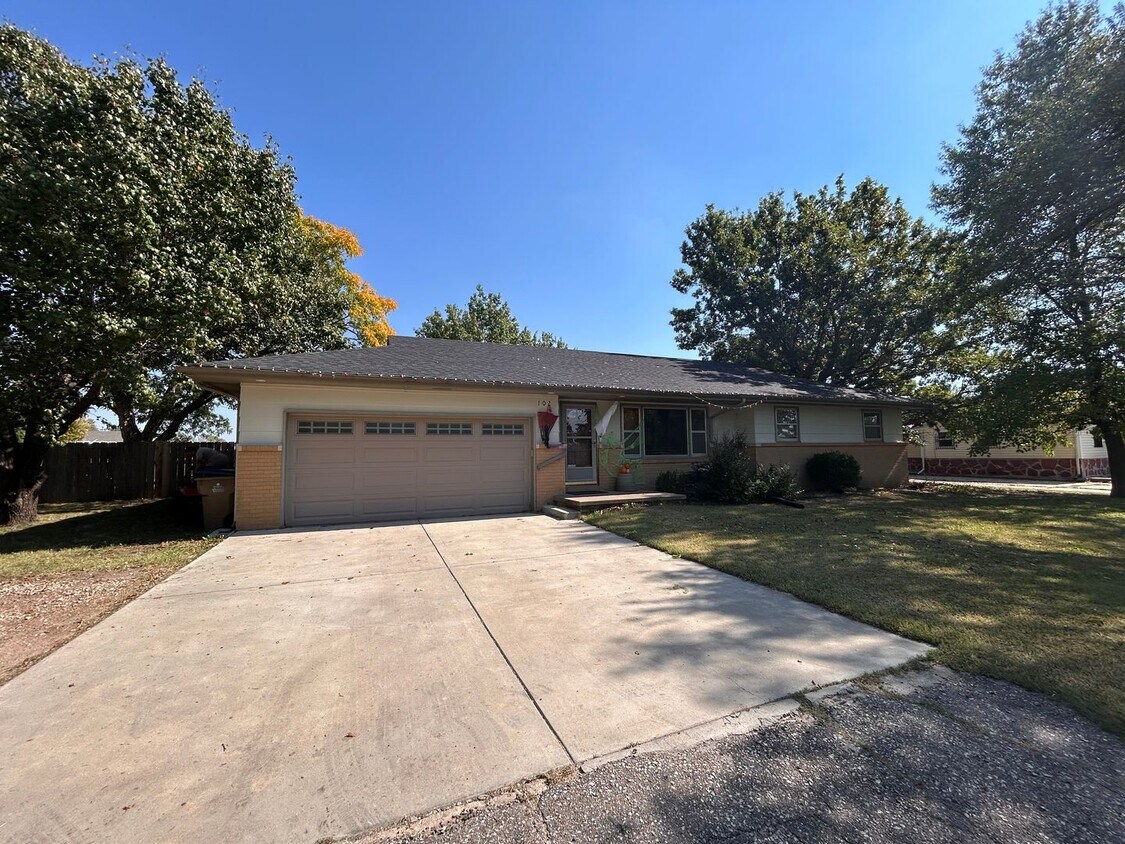 Primary Photo - 4 Bed 2 Bath Home In Andover!