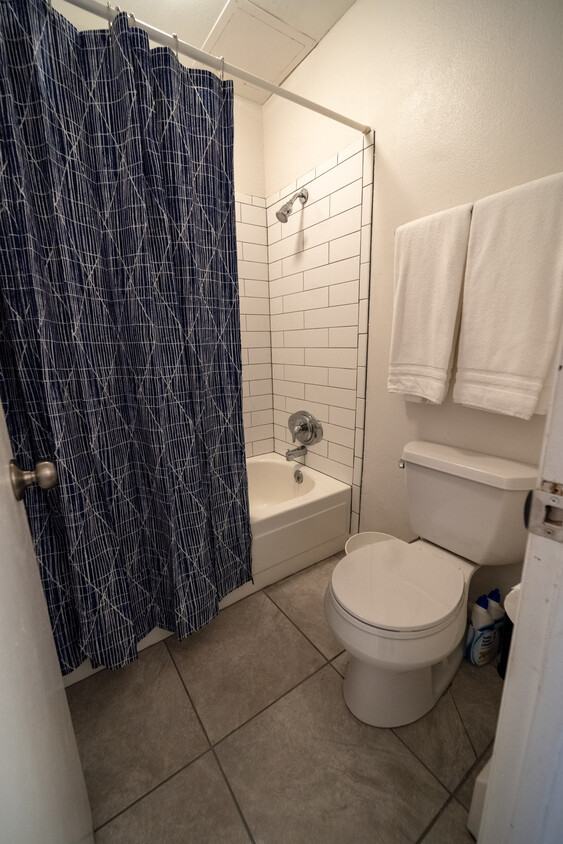Shower room - 5042 El Camino Drive