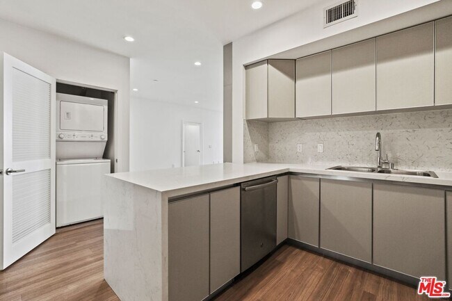 Building Photo - 1439 Armacost Ave
