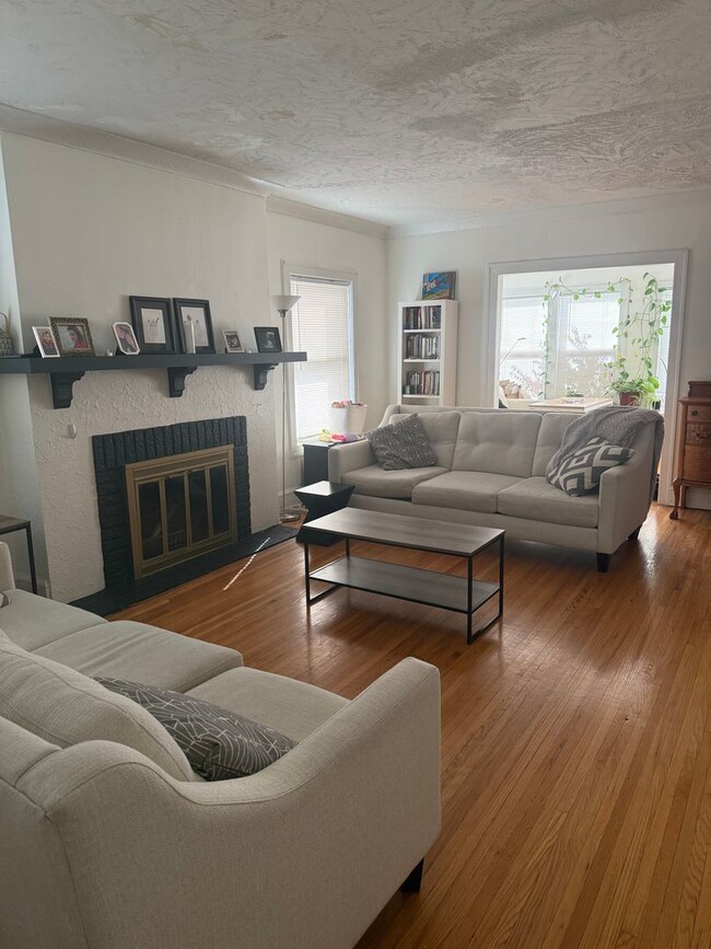 Building Photo - 1067 St Clair Ave