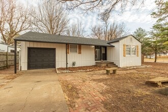 Building Photo - 2527 S Oswego Ave
