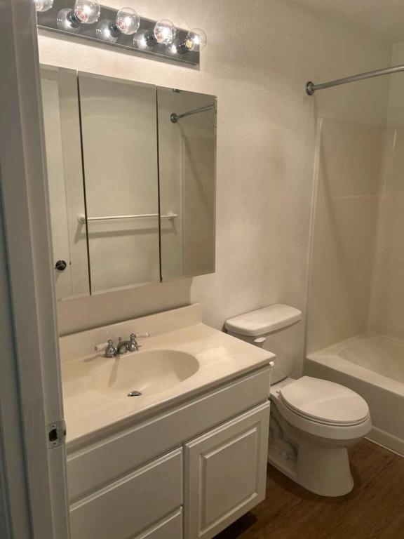 Foto del edificio - 2215 Poplar Dr