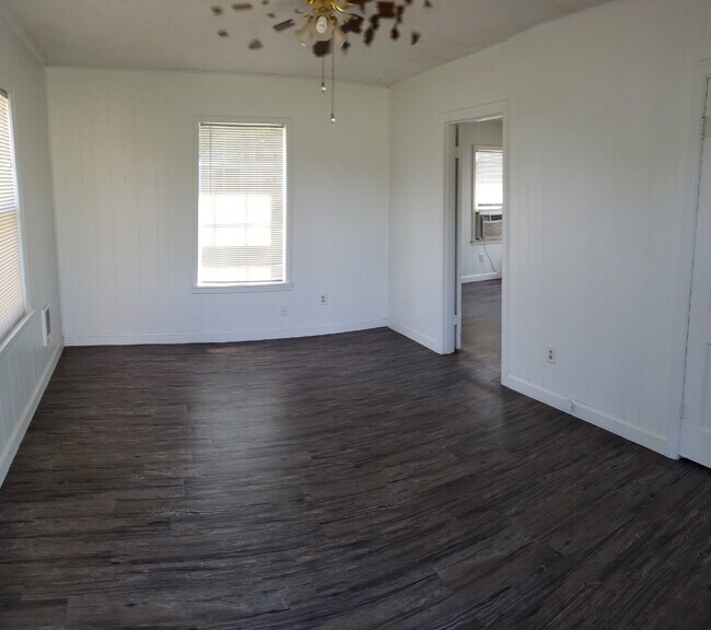 Foto del edificio - Cute Remodeled 1/1 with storage shed and l...