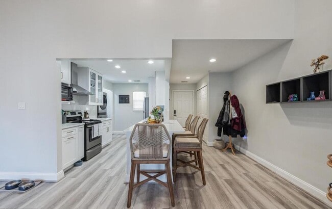 Building Photo - 5834 Wyndham Cir