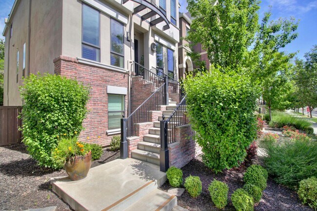 Building Photo - 4 Bed / 3.5 Bath | Crocker Village Brownst...