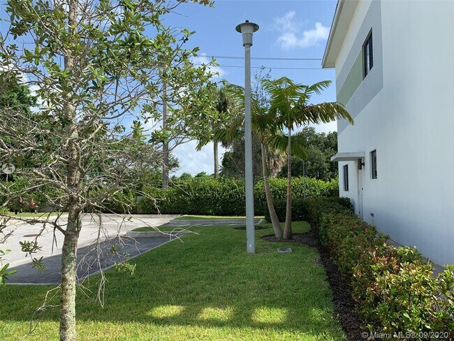 Foto del edificio - 4460 NW 8th Pl