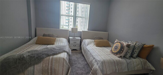 Foto del edificio - 7900 Harbor Island Dr