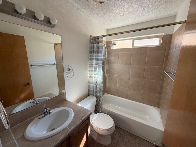 Foto del edificio - Beautiful 3-Bedroom in NW Albuquerque
