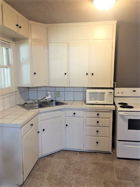 Building Photo - 619 N Travis St