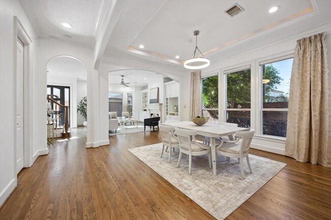 Building Photo - 5453 Hidalgo St