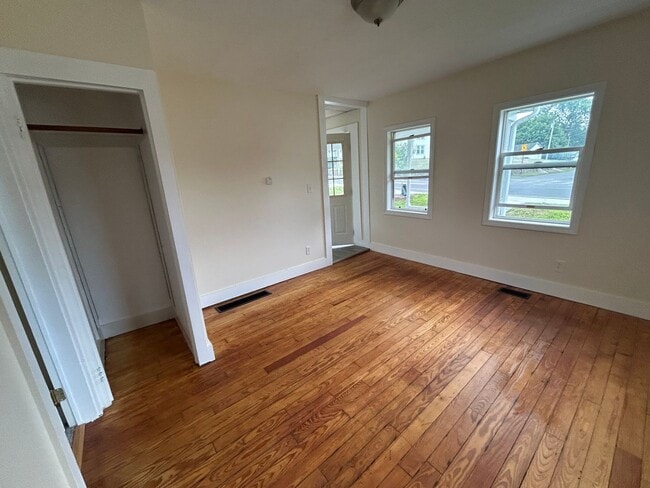 Building Photo - Newly Renovated 2 Bedroom House