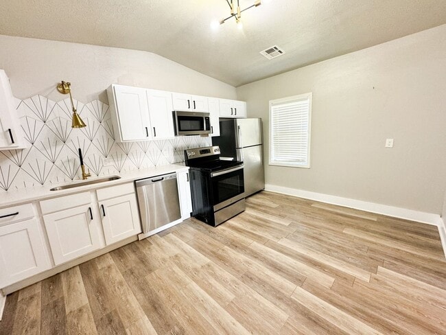 Building Photo - 2 Bedroom / 1 Bath Duplex in Paseo District!