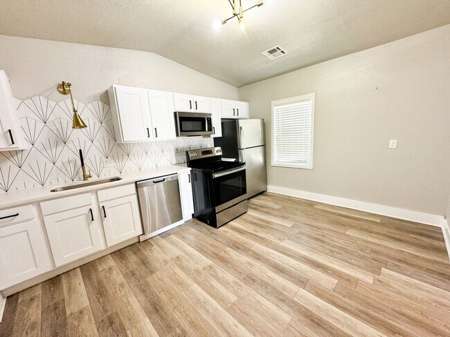 Foto del edificio - 2 Bedroom / 1 Bath Duplex in Paseo District!