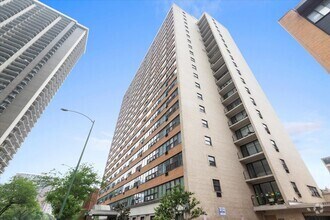 Building Photo - 6030 N Sheridan Rd