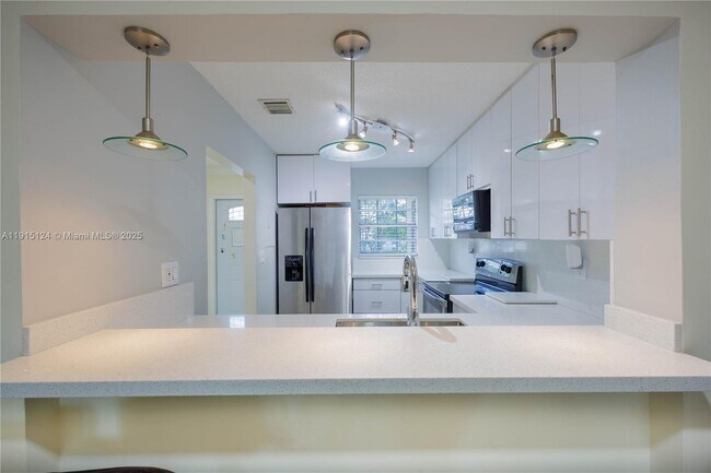 Foto del edificio - 8325 Fairway Rd