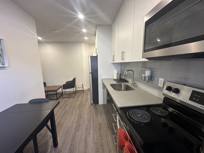 Building Photo - 595 St Clair Ave W