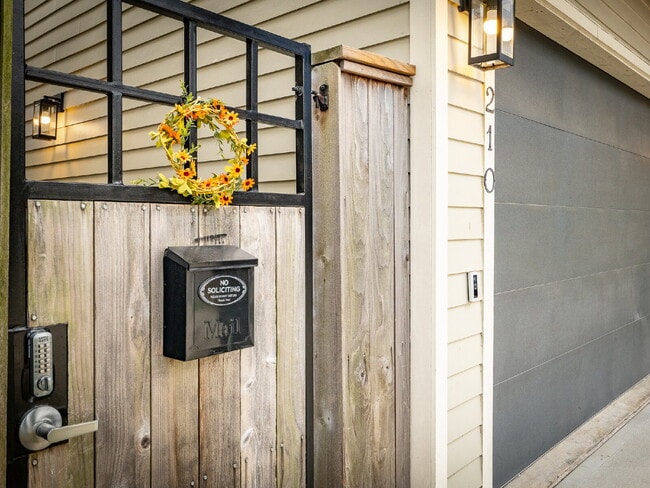 Photo - "Charming 4-Bed Houston Haven with Elegance on East 32nd Street!" Apartment