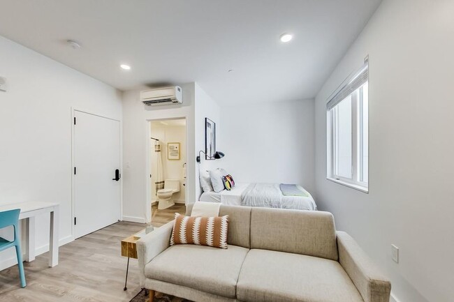 Building Photo - New Luxury Apartment at Artthaus Six. 3 mo...