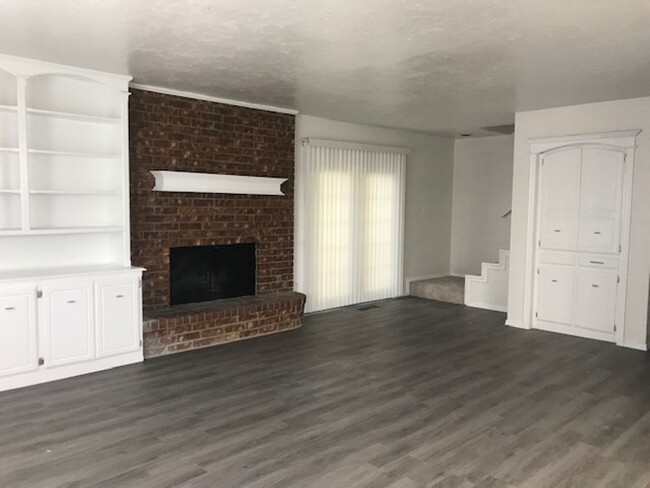 Building Photo - Remodeled 2 Story Duplex - Putnam City Sch...