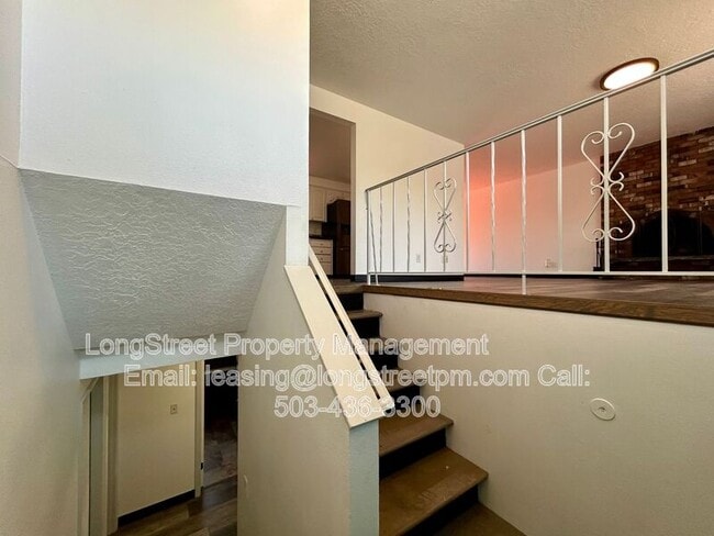 Building Photo - 794 SW Orchard Pl