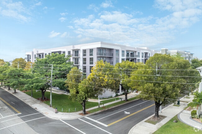 Building Photo - Courtside Apartments II