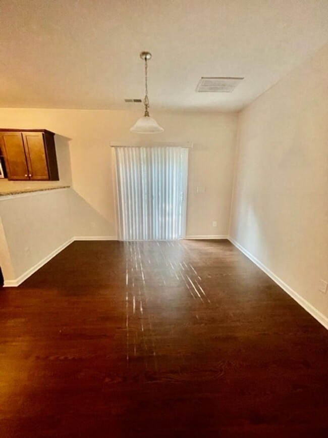 Building Photo - Luxurious 2 story 3 bedroom 2.5 bath Townh...