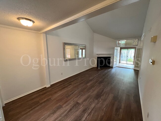 Building Photo - 2689 St. Johns Pl-3BR/2.5BA-Townhouse!!