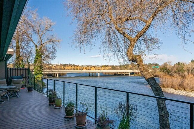 Foto del edificio - Executive Rental w/River Views from Every ...