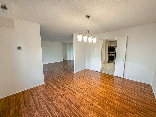 Building Photo - Newly Renovated 3 Bed 2.5 Bath Condo With ...