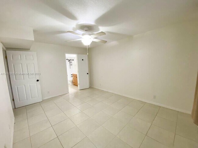 Building Photo - 9325 Lagoon Pl