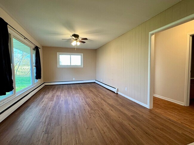 Foto del edificio - Charming 2-Bedroom Country Home with Garage Near Eau Claire