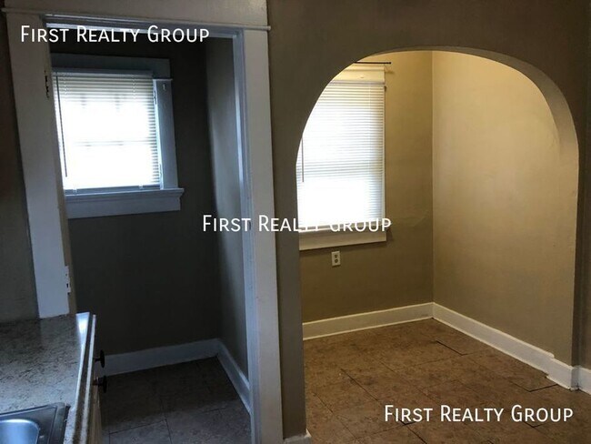 Building Photo - 3 Bedroom Duplex, Move In Ready! Dayton, OH