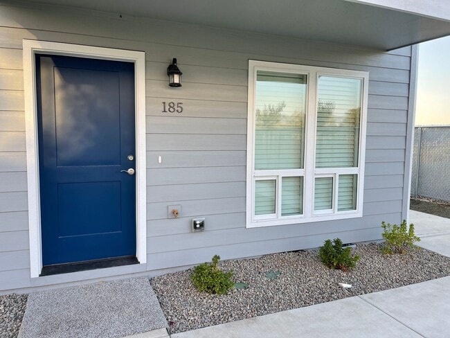 Building Photo - End Townhouse Unit in South Medford/Phoenix Area