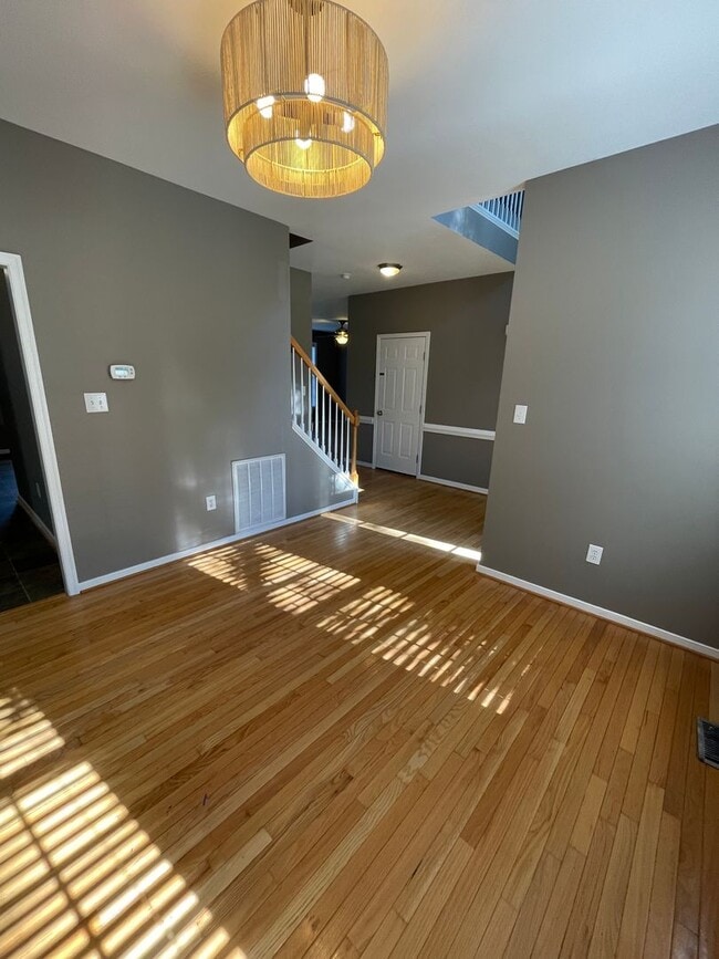 Building Photo - Large 4 Bedroom, 2.5 Bath Home in Atlee Hi...