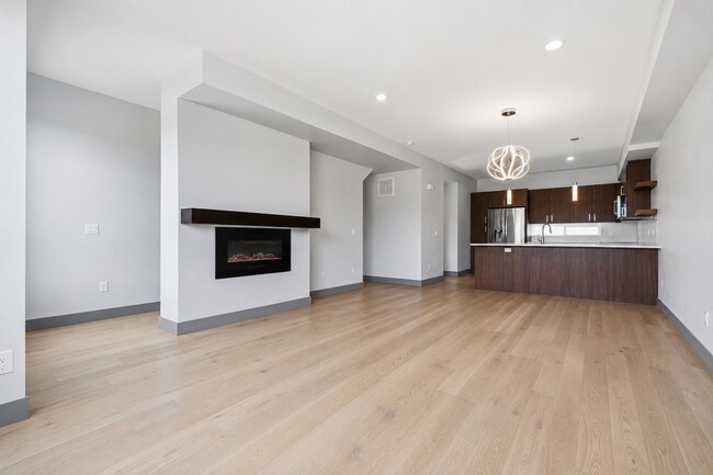 Foto del edificio - 2-Bed/2.5 Bath Townhouse with 2 car garage!  Upper level deck with views!