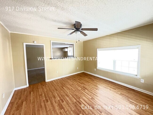 Building Photo - 917 Division St