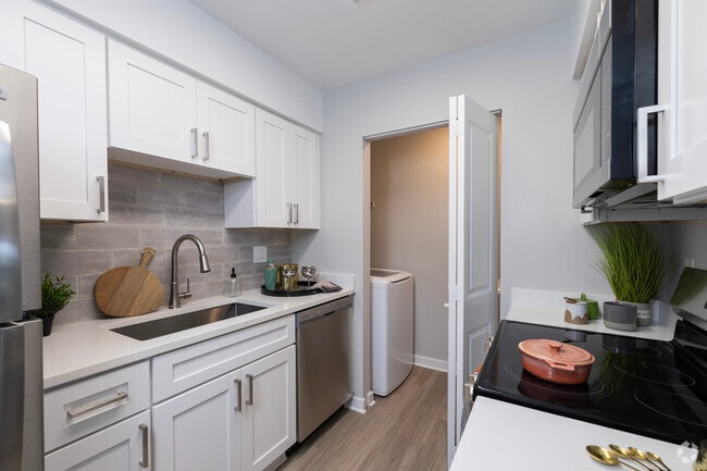 2BR, 2BA - 1,006SF - Kitchen - Palmera at Gandy