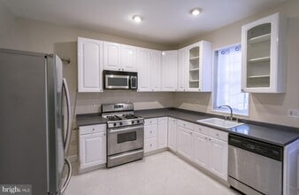 Building Photo - 833 N Newkirk St