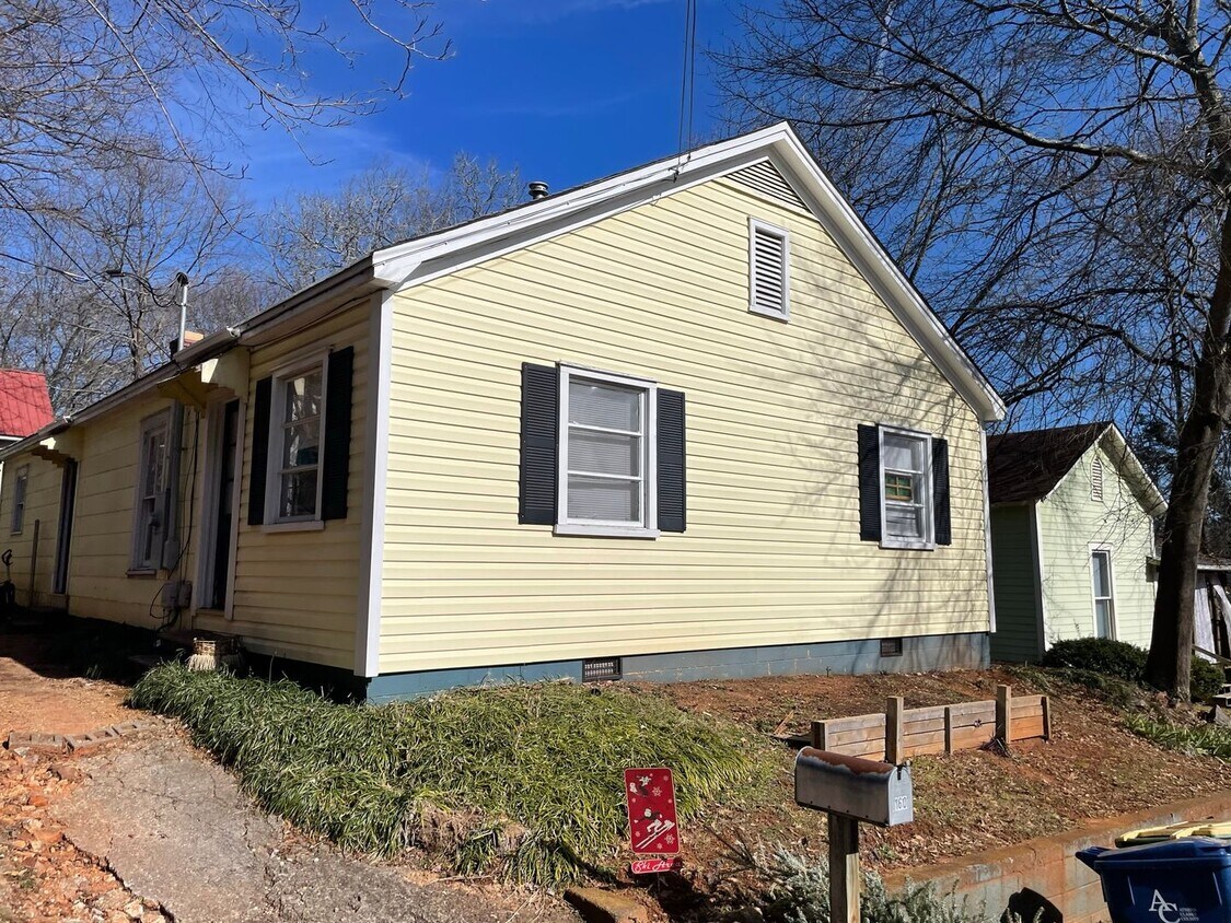 Primary Photo - Three Bedroom on Easy St!