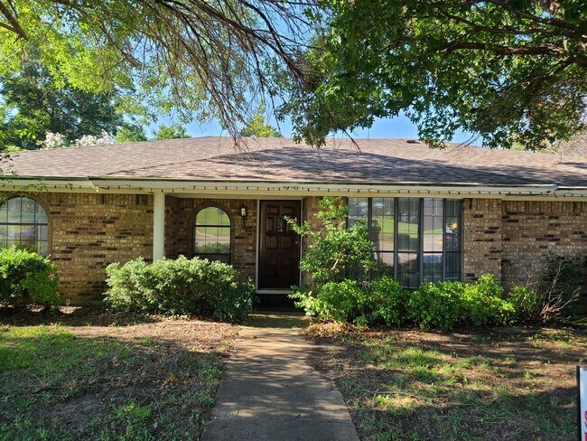 Building Photo - 4 bed 2 baths Coming soon!