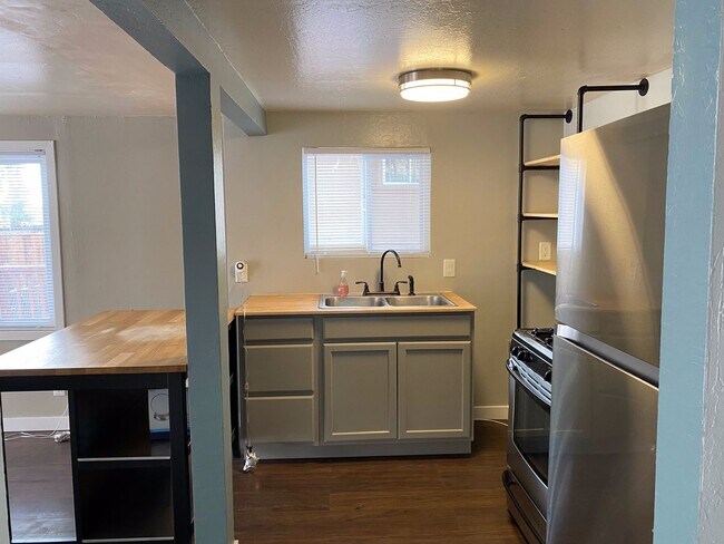 Foto del edificio - Little cottage nestled in a street surrounded with natural setting in Fremont Niles area , Availa...