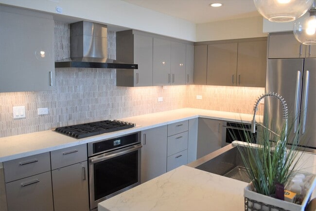 Building Photo - 2 bedroom 2.5 bath Townhome, walking dista...