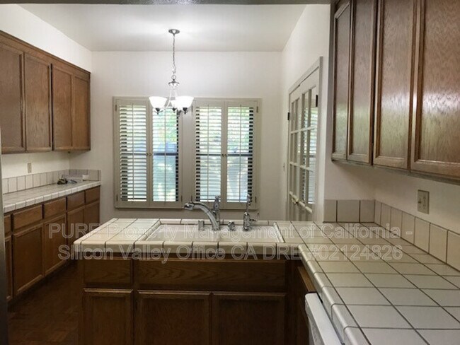 Building Photo - 991 La Mesa Ter