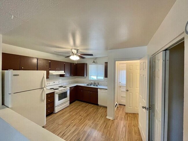 Building Photo - Beautiful 2 Bedroom Town Home!