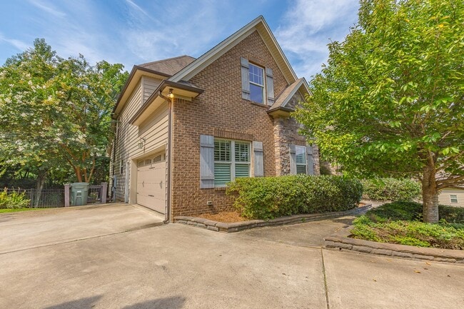 Building Photo - Fully Furnished Home!