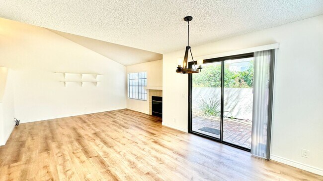 Building Photo - Beautiful, End Unit Condo, in the Very Des...