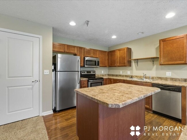 Building Photo - Townhome Rental with Lawn Care and Snow Re...