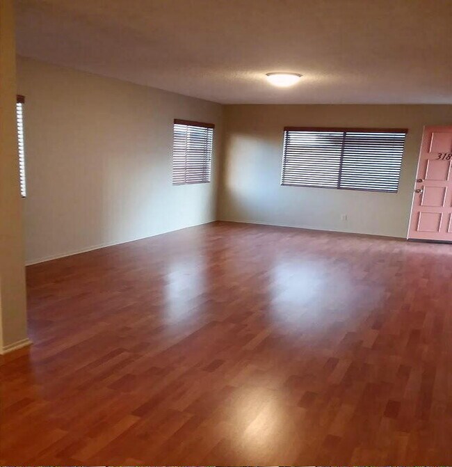Livingroom 3 - 318 N Isabel St