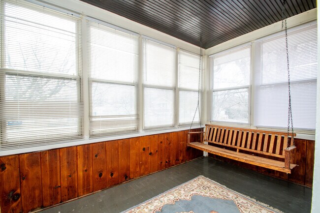 Building Photo - 1127 E Corrington Ave