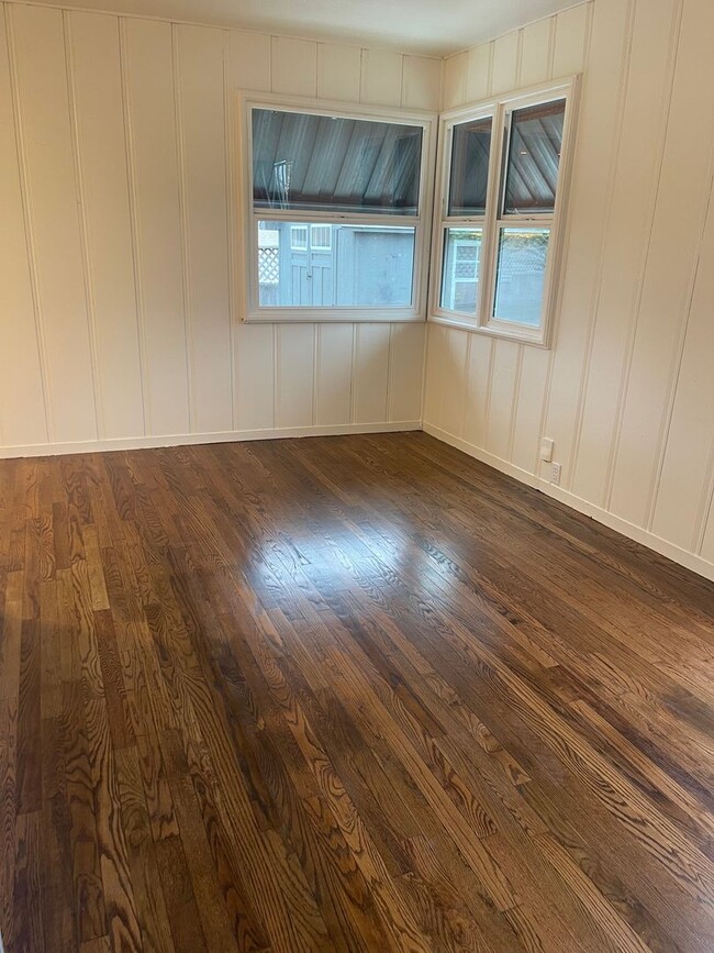 Building Photo - Updated 1 Bed, 1 Bath House in the Heart o...